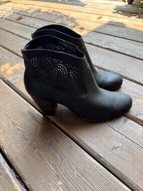 UGG Charlotte Seaweed Perf Black Leather Western Ankle Boot in Women's 10/EU 41